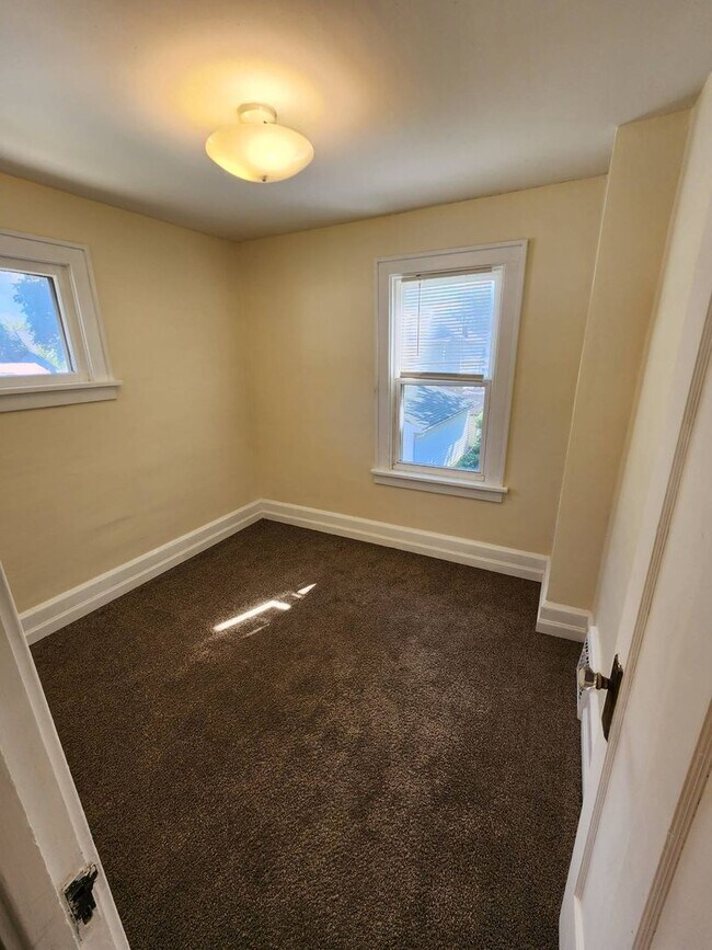 Building Photo - Charming 3-Bedroom Property In Prime location