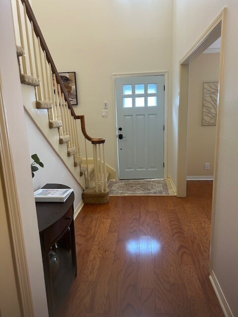 Hallway opposite view towards front door - 116 Cambridge Place Dr