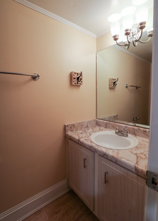 Building Photo - First-floor 1-bedroom, 1.5-bath condo in  ...