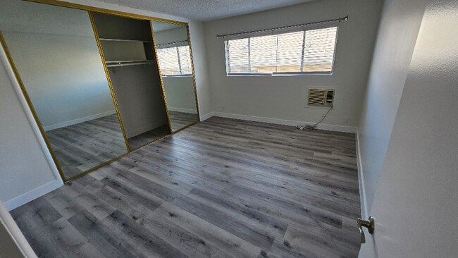 Building Photo - 2130 Beachwood Dr