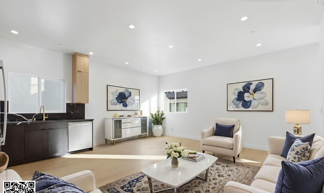 Building Photo - 2835 S Redondo Blvd