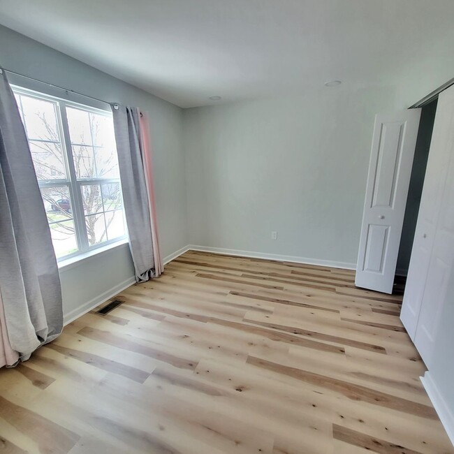 Building Photo - End unit townhome in Newark - 4 bedrooms, ...