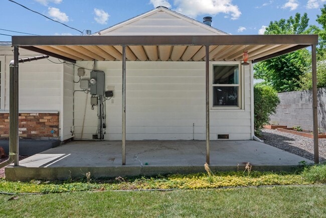 Building Photo - 740 N 1000 E St