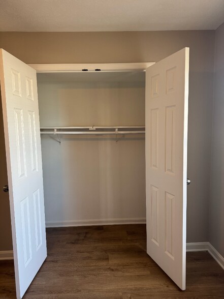 Building Photo - 9304 Aylesbury Dr