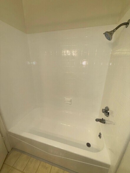 Building Photo - 10760 Rose Ave