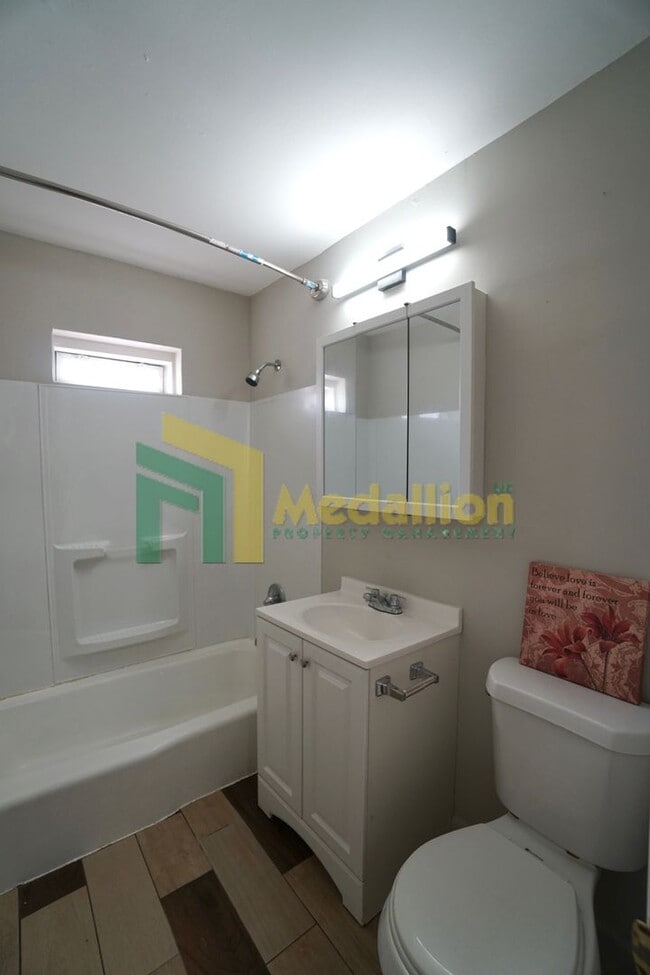 Building Photo - 10123 S Crandon Ave