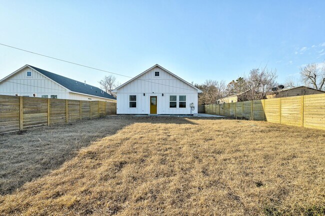 Building Photo - Unique home in OKC