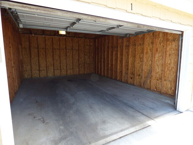 Building Photo - ***MOVE IN SPECIAL*** 2 WEEKS FREE -MUST SEE 2 Bed/2 Bath Condo in the Lakeshore at Centerra!