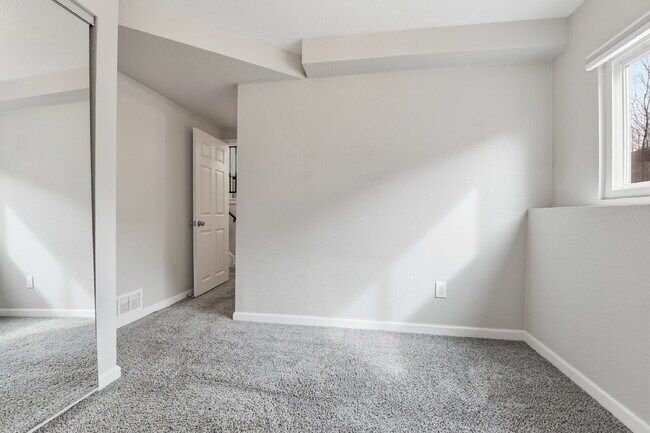 Building Photo - $2,540.95 - 4 Bed, 2 Bath Home in Aurora with Central AC, and In Unit Laundry!