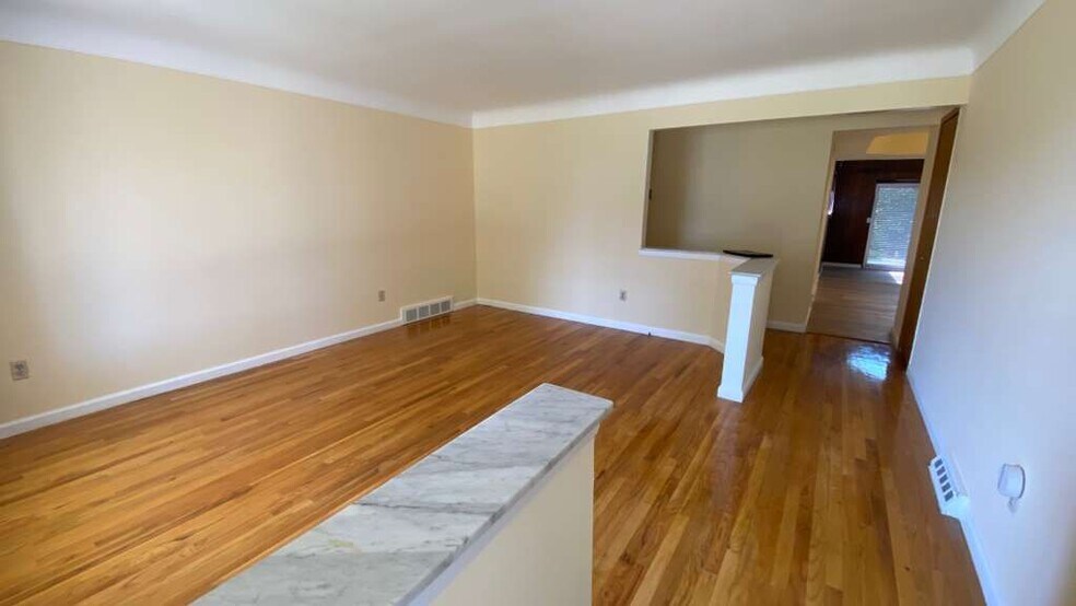 Building Photo - 28301 Mavis Dr