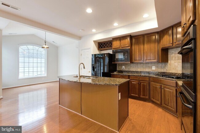 Building Photo - 22948 Fanshaw Square