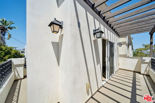 Building Photo - 1529 S Beverly Dr