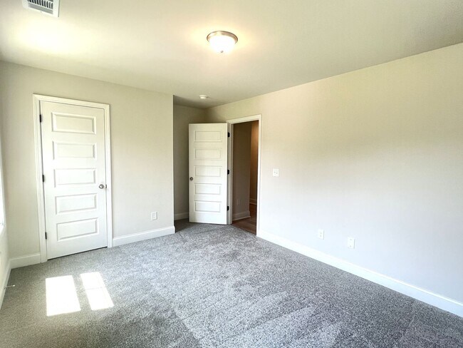 Building Photo - Beautifully Done & Brand New 4BD/2.5 Home in Jones Co.