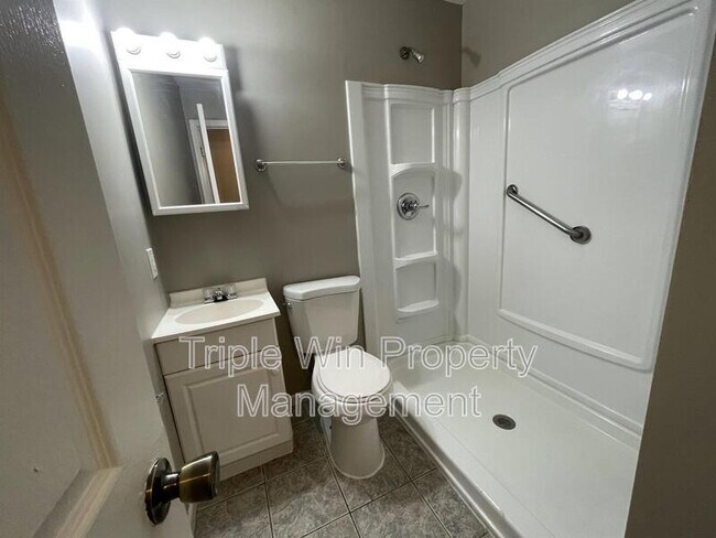 Building Photo - 1105 S Waterford Dr