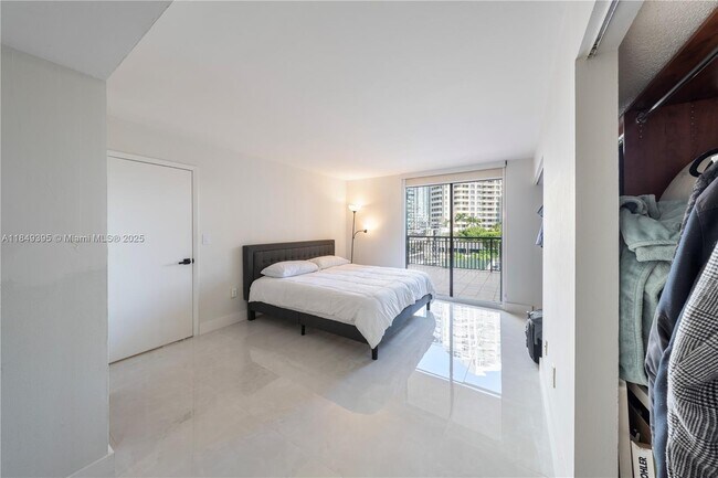 Building Photo - 540 Brickell Key Dr