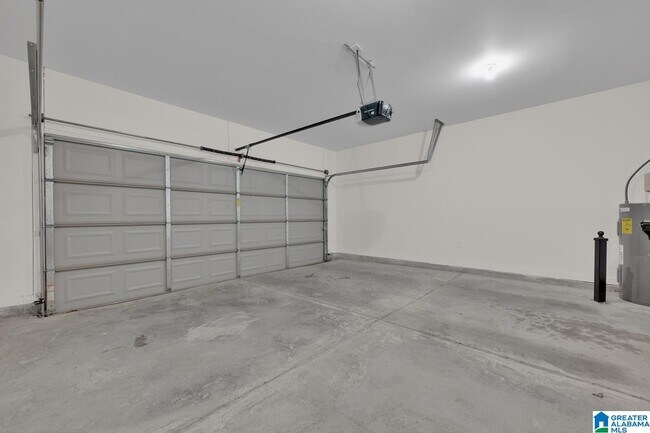 Building Photo - 170 Kings Wy