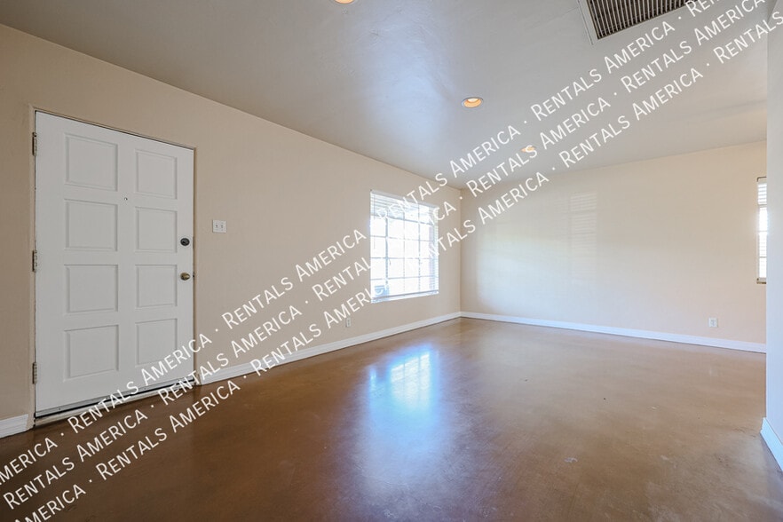 Building Photo - 2911 E Flower St