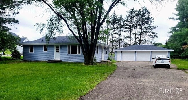 Primary Photo - 697 Main St