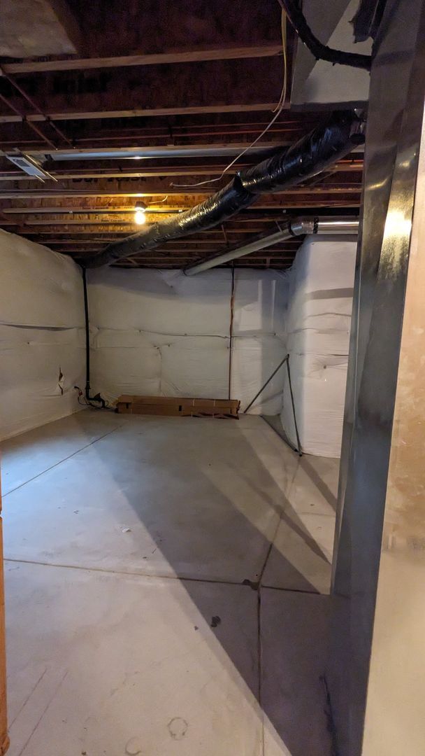 Building Photo - SPACIOUS RANCHER WITH FINISHED BASEMENT ON...