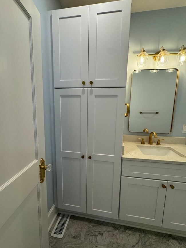 Building Photo - Spectacular Renovation!