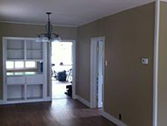 Building Photo - AVAILABLE JUNE - 3 Bed, 1 Bath Updated Home!