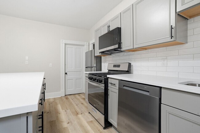 Building Photo - 3 bed 1 bath - completely updated, great location, central air, laundry