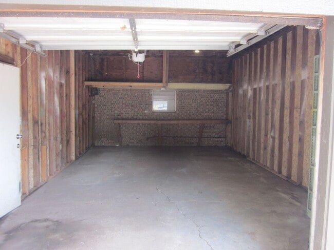 Building Photo - Eastridge Home!