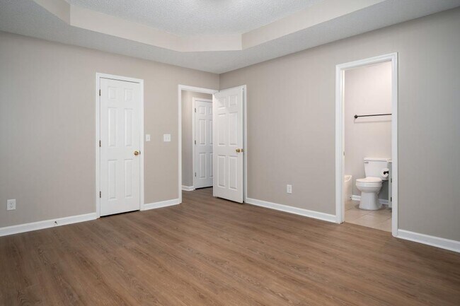 Building Photo - 132 King James Ct