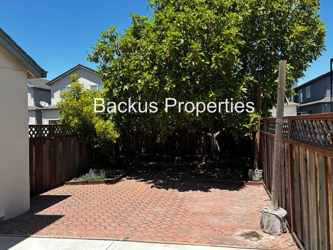 Building Photo - Wonderful two bedroom home close to Constitution shopping center