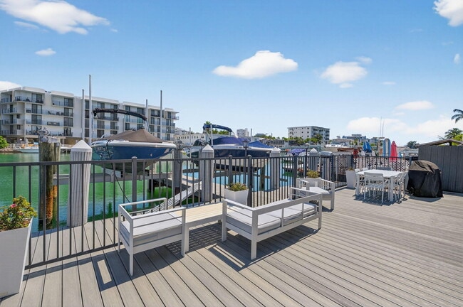 Building Photo - 8125 Crespi Blvd