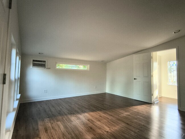 Building Photo - 206 S Elm St