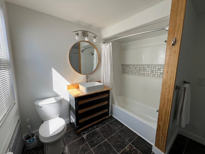 Building Photo - 865 B St