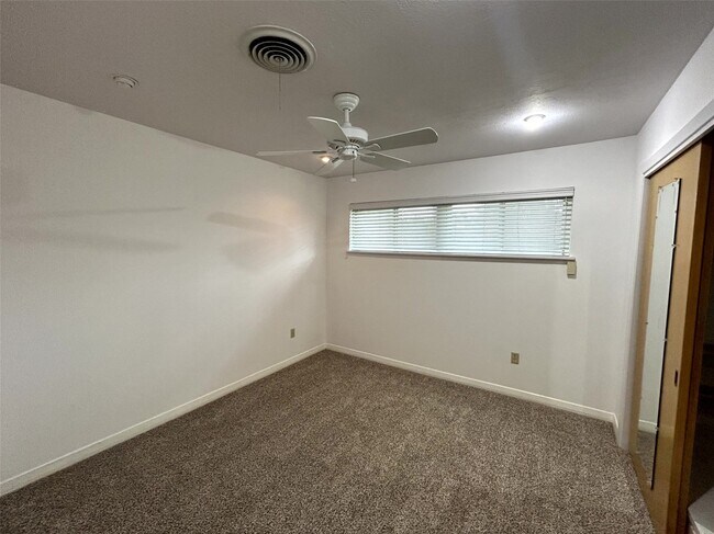 Building Photo - 1902 Gillette St