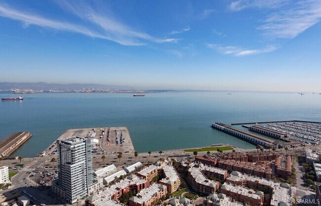 Building Photo - 425 1st St