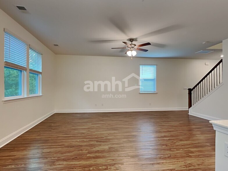 Building Photo - 223 S Live Oak Dr