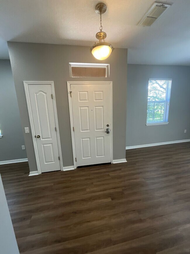 Building Photo - Two Story Town House