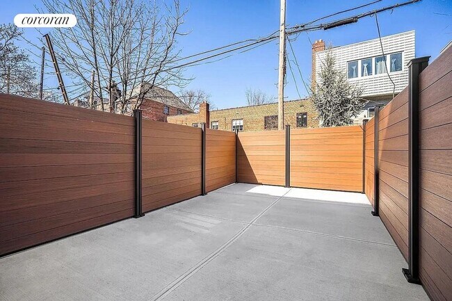 Primary Photo - 403 Linden St