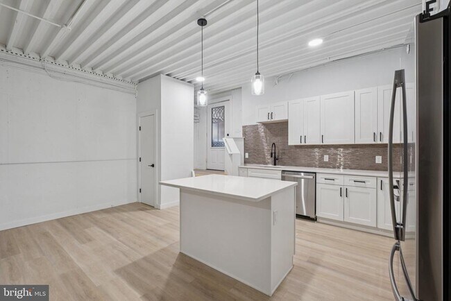 Building Photo - 1116 N Bodine St