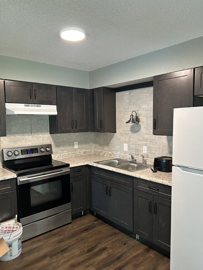 Building Photo - Updated apartment in Green Ridge, MO!