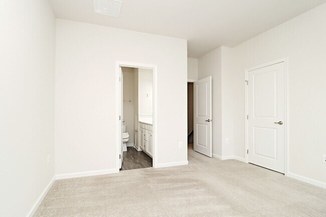 Building Photo - Dog-Friendly Townhome Near NGIC/DIA/NGA, CHO Airport, & Hollymead Town Center