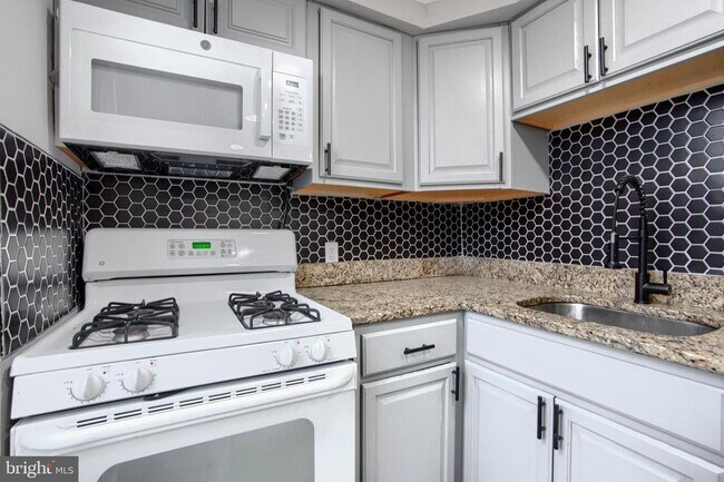 Building Photo - 3807 Fleetwood Ave