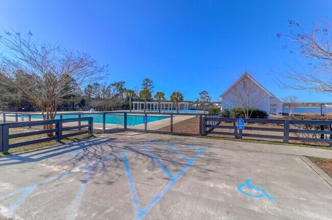 Building Photo - Pristine and Calm Home in Moncks Corner