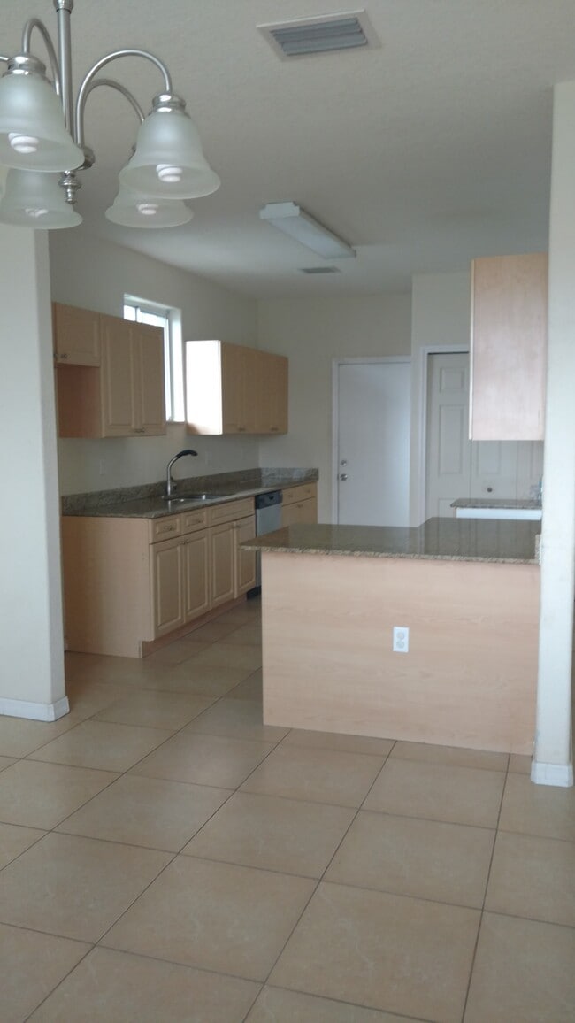 Building Photo - 1712 NE 9th Dr