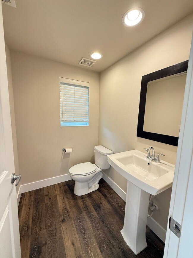 Building Photo - Modern 4 Bed, 3.5 Bath Lynnwood Home – Pri...