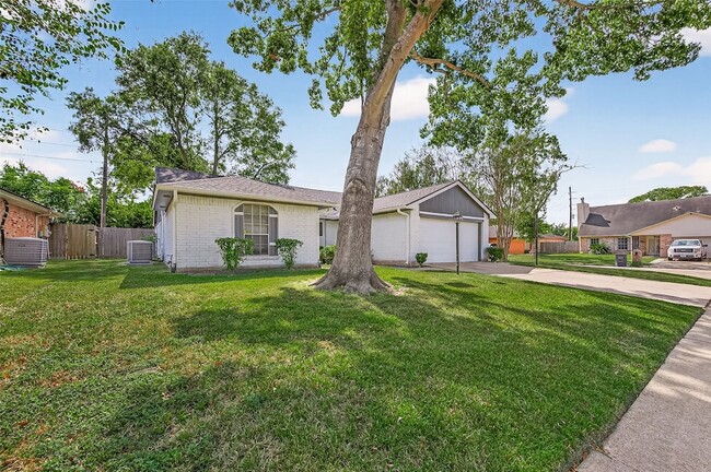 Building Photo - 16355 Sierra Grande Dr