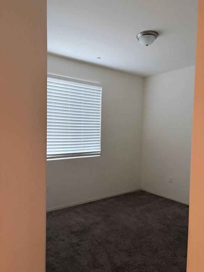 Building Photo - 1588 Hartley Dr