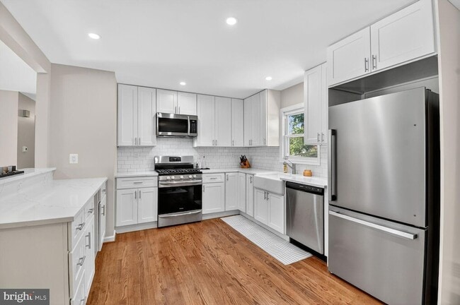 Building Photo - 6801 Trowbridge Pl