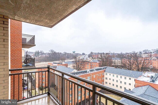 Building Photo - 2220 Fairfax Dr