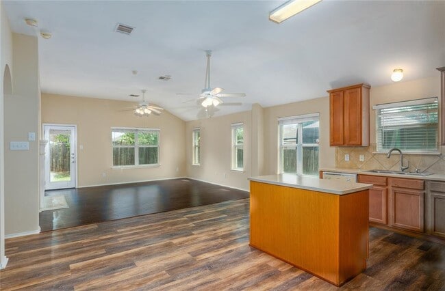 Building Photo - 116 Amberwood Ct