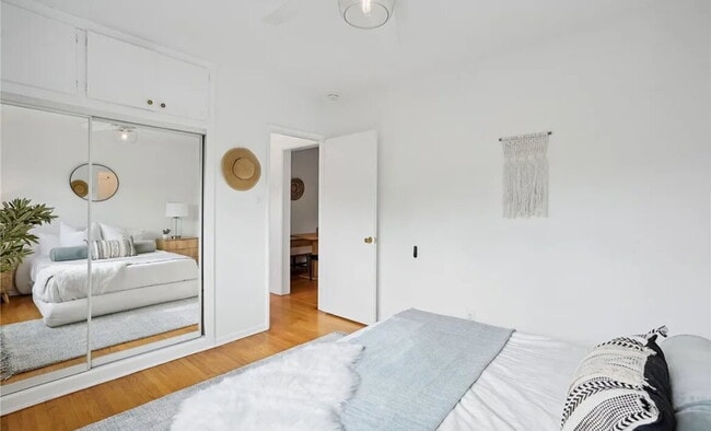 Building Photo - "Charming 1-Bedroom Santa Monica Retreat w...